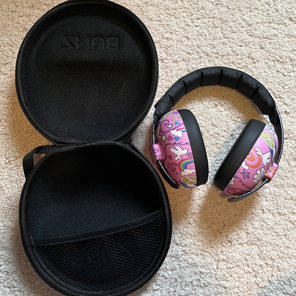EUC Pink Doodle BANZ Baby Headphones for Noise Protection. EarMuffs w/ Pink case - Picture 7 of 7